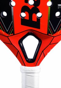 Rød paddle med en tekstureret overflade, der har hvide prikker, en sort trekantet hals og et hvidt greb. Accenter inkluderer sorte og grønne linjer.