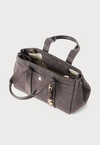 Harmaa mokkanahkahandbag, jossa on kaksinkertaiset yläkahvat, sisäinen vetoketjullinen osasto ja kultaiset varusteet. Pehmeä, teksturoitu materiaali ja jämäkkä muoto.