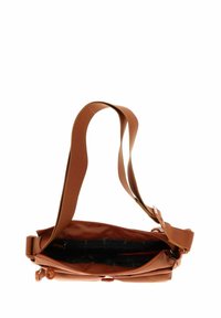 Borsa a spalla in nylon marrone con spallacci regolabili, chiusura superiore con zip e tasche interne. Texture liscia e design leggero.