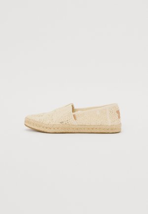 Beige espadrille med spids læderoverdel, rund tå og sømandsstråsål. Slip-on stil med syningsdetaljer og minimal branding på siden.