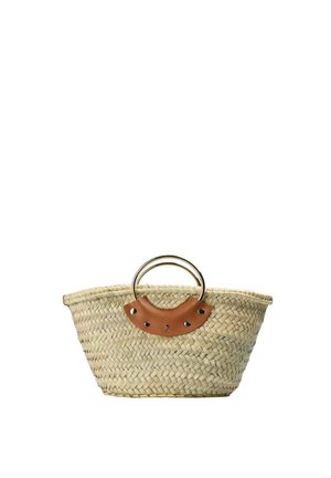 Bolso de paja tejido con asas de metal semicirculares y ribete de cuero marrón con remaches negros.