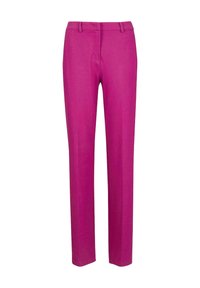 Pantalon droit fuchsia avec passants de ceinture, fermeture éclair frontale et plis repassés, fabriqué dans un tissu lisse.