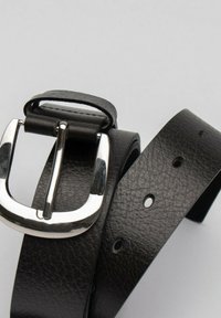 Zwarte leren riem met een zilveren rechthoekige gesp, gestructureerd oppervlak en gelijkmatig verdeelde gaten voor aanpassing.