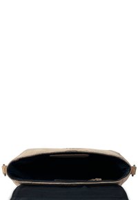 Sac à main beige ouvert avec intérieur noir, montrant un compartiment principal vide et une poche intérieure visible.