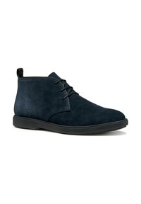 Bottines en suède bleu marine avec semelle en caoutchouc noir, dotées d'un bout rond, d'un laçage à l'avant et d'une languette à l'arrière pour un enfilage facile.