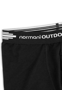 Schwarze Boxershorts mit breitem elastischem Bund mit weißen Streifen und "normani OUTDOOR"-Logo. Glatte Textur, klassisches Design.