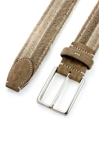 Brauner Wildledergürtel mit gewebten beigefarbenen und braunen Streifen, ausgestattet mit einer silbernen Metallschnalle und Lederakzenten an beiden Enden.