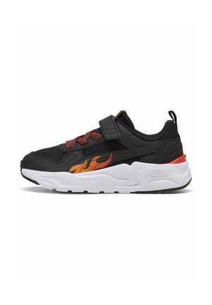 Schwarzer Sportschuh mit weißer Sohle, orangefarbenem Flammendesign an der Seite, roten Schnürsenkeln und einem schwarzen Klettverschluss oben.