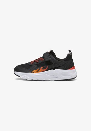 Chaussure de sport noire avec semelle blanche, motif de flamme orange sur le côté, lacets rouges et une bride velcro noire sur le dessus.
