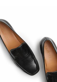 Juoda odinė avalynė su lygia apdaila, kvadrato formos pirštu ir kreminės spalvos vidumi, su išpjautu prekių ženklu "BALAGAN."