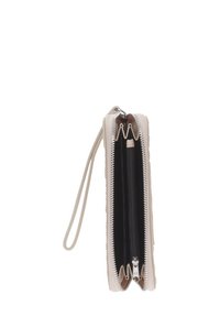 Portafoglio in pelle beige con chiusura a zip, dotato di due scomparti, una tracolla e un interno nero a contrasto con dettagli in metallo argentato.