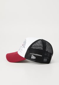 Rote und weiße Trucker-Kappe mit gebogenem Schild, Netzrücken und grafischem Druck auf der Vorderseite. Mit Logo an der Seite und strukturiertem Stoff.