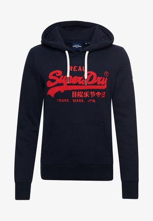 Sweat à capuche bleu marine avec cordons blancs, logo rouge "SuperDry" et caractères asiatiques sur la poitrine, la poche avant et les manches longues.