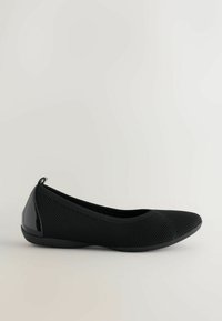 Zapatos planos de ballet de malla negra con un tacón de charol suave. Presentan una puntera redondeada y una parte superior texturizada para mayor transpirabilidad. Suela de goma flexible.