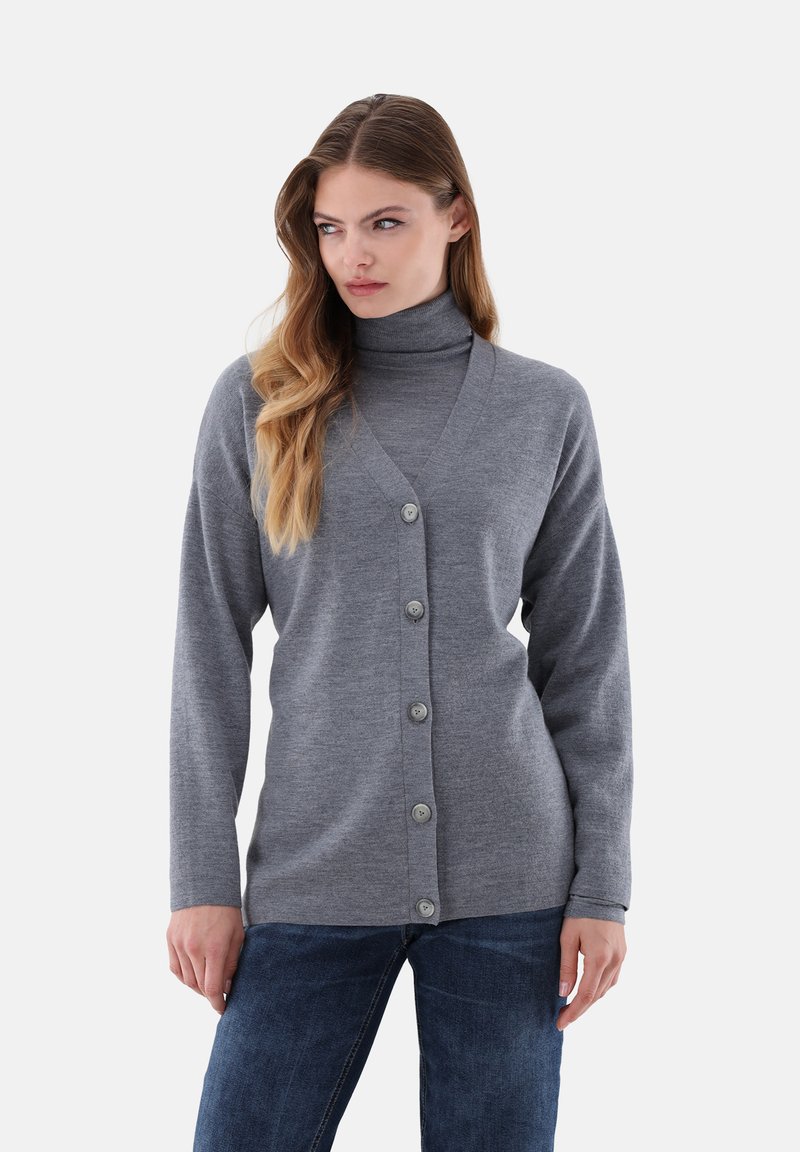 Grau gestrickte Strickjacke mit Rollkragen, V-Ausschnitt, langen Ärmeln und fünf grauen Knöpfen vorne. Weiche Textur, klassischer Schnitt.