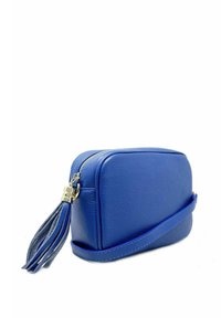 Borsa a tracolla in pelle blu con forma arrotondata, chiusura con zip e accentuazione a nappina. Presenta una cinghia singola e una superficie testurizzata.