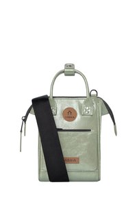 Grüne Lackleder-Tasche mit Oberhandgriff, Reißverschluss, Fronttasche und verstellbarem schwarzen Riemen. Mit einem Logo-Patch.