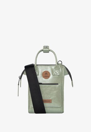 Grüne Lackleder-Tasche mit Oberhandgriff, Reißverschluss, Fronttasche und verstellbarem schwarzen Riemen. Mit einem Logo-Patch.