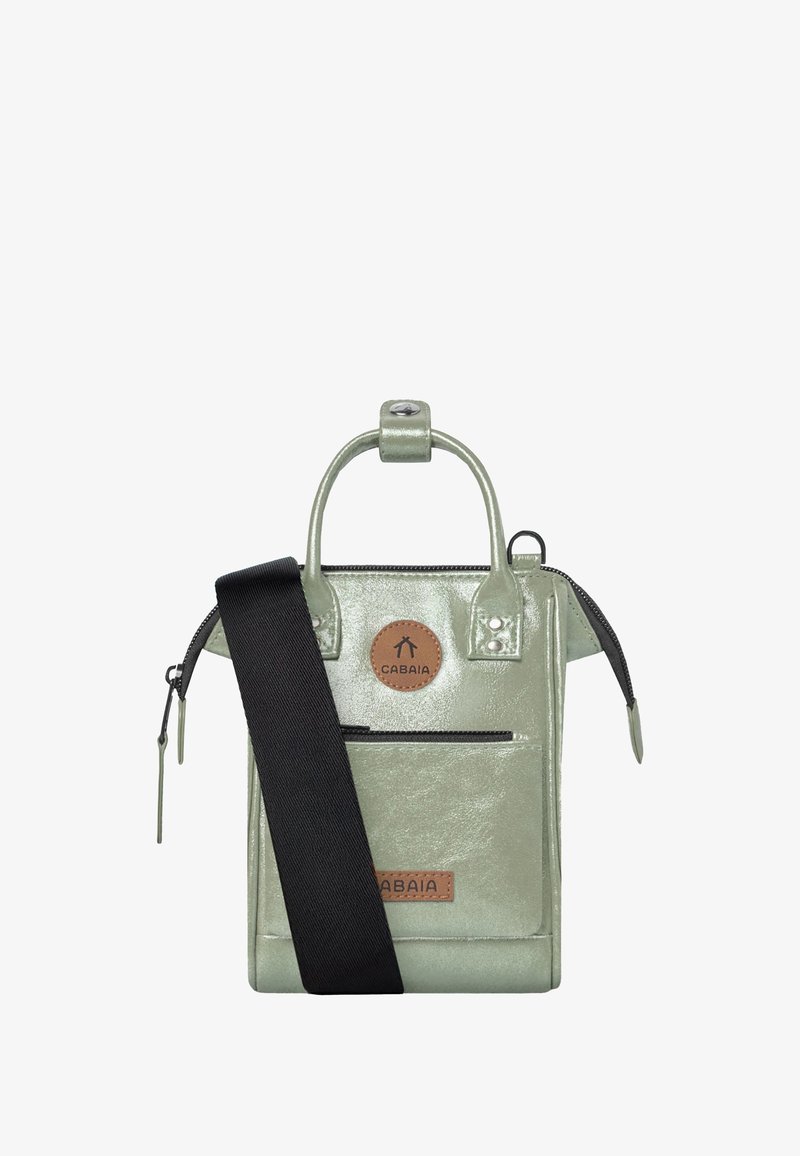 Grüne Lackleder-Tasche mit Oberhandgriff, Reißverschluss, Fronttasche und verstellbarem schwarzen Riemen. Mit einem Logo-Patch.