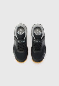 Des chaussures de sport noires en mesh et en matériaux synthétiques, avec des accents gris, une sangle Velcro et une semelle en caoutchouc à finition texturée.