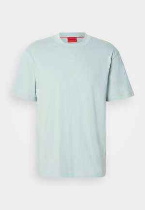 Vihreä T-paita, joka on valmistettu puuvillasta; pyöreä kaula-aukko, lyhyet hihat, jossa on hienovarainen HUGO-logo kontrastivärissä.