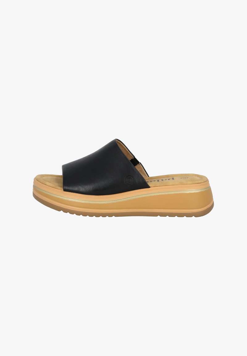 Sandalo scivolato in pelle nera con una larga fascia, suola piatta color tan e plantare testurizzato. Presenta un tacco leggero e una finitura liscia.