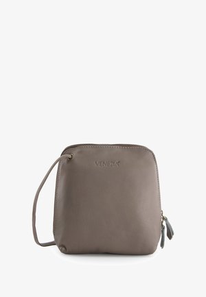 Taupefarbene Umhängetasche aus Leder mit eingeprägtem "VENEZIA" Logo, Reißverschlussverschluss und dünnem verstellbarem Riemen vor weißem Hintergrund.