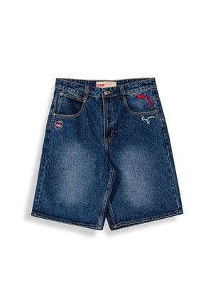 Blauwe denim shorts met voorzakken, rode "BRMY" en "BRMY" tekstborduursels, en een klein appelpatchje aan de linkerkant.