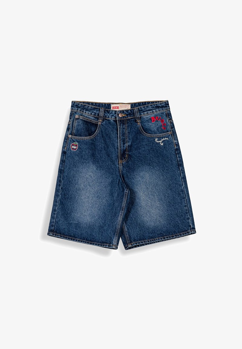 Niebieskie szorty dżinsowe z przednimi kieszeniami, czerwonym haftem z napisem "BRMY" oraz małą naszywką z jabłkiem po lewej stronie.