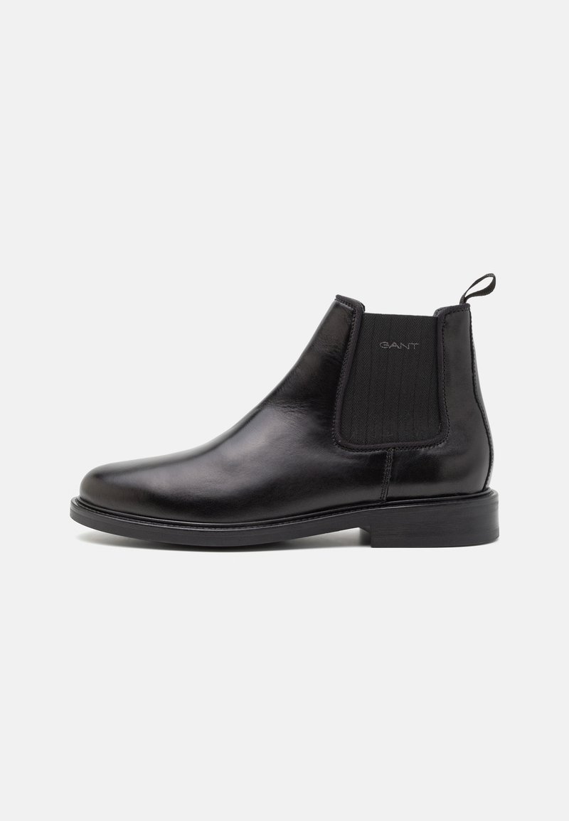 Schwarze Leder-Chelsea-Boots mit elastischen Seiteneinsätzen, einer Ziehschlaufe, glatter Textur, runder Zehenpartie und stabiler flacher Sohle.