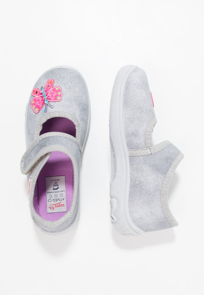 Silberne Glitzer-Stoffsandalen mit einem Schmetterlings-Applikation, offenes Zehen-Design und lila Innenfutter. Verfügt über einen Klettverschluss für einen sicheren Halt.