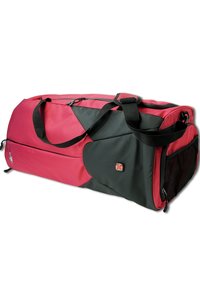 Sac de sport rouge et noir fabriqué en tissu durable, avec une fermeture éclair, une poche latérale en mesh et une bandoulière ajustable.