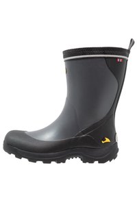 Bota de borracha preta com acabamento texturizado, design curvado, sola robusta para tração e um pequeno logotipo em amarelo.