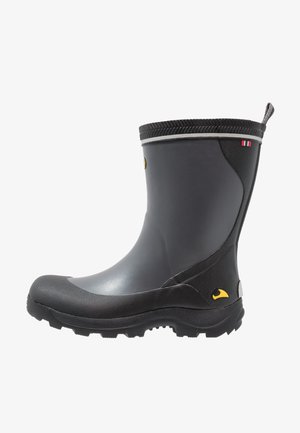 Botte en caoutchouc noir avec une finition texturée, un design incurvé, une semelle robuste pour une meilleure adhérence et un petit logo accent en jaune.