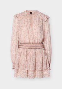 Robe rose pâle à manches longues avec motif floral, taille et poignets froncés, épaules à volants, et décolleté en V sans boutons.