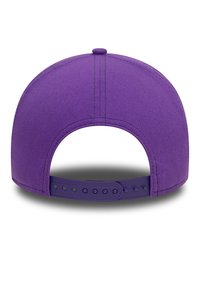 Violeta cepure ar strukturētu aizmuguri, ar plastmasas sprādzi un izšūtu apdari. Gluda auduma faktūra bez dekoriem.