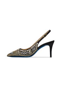 Décolleté nera con cinturino alla caviglia, dalla punta affilata, decorata con borchie metalliche e strass. Presenta un tacco di 3 pollici e un accento blu sulla suola.