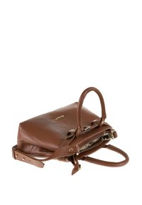 Sac à main en cuir marron avec deux poignées et une bandoulière ajustable. Doté d'une fermeture éclair et d'accents en matériel doré.