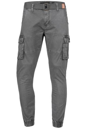 Graue Cargohose mit elastischen Bündchen, seitlichen Klappentaschen, Vordertaschen, Gürtelschlaufen und einem schwarzen Stoffgürtel mit Metallschnalle.