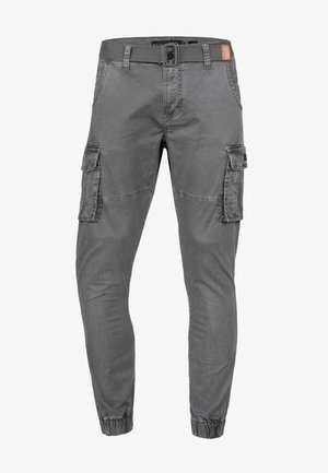 Pantaloni cargo gri cu manșete elastice, buzunare laterale cu clapetă, buzunare frontale, curele pentru centură și o curea neagră din material textil cu cataramă metalică.