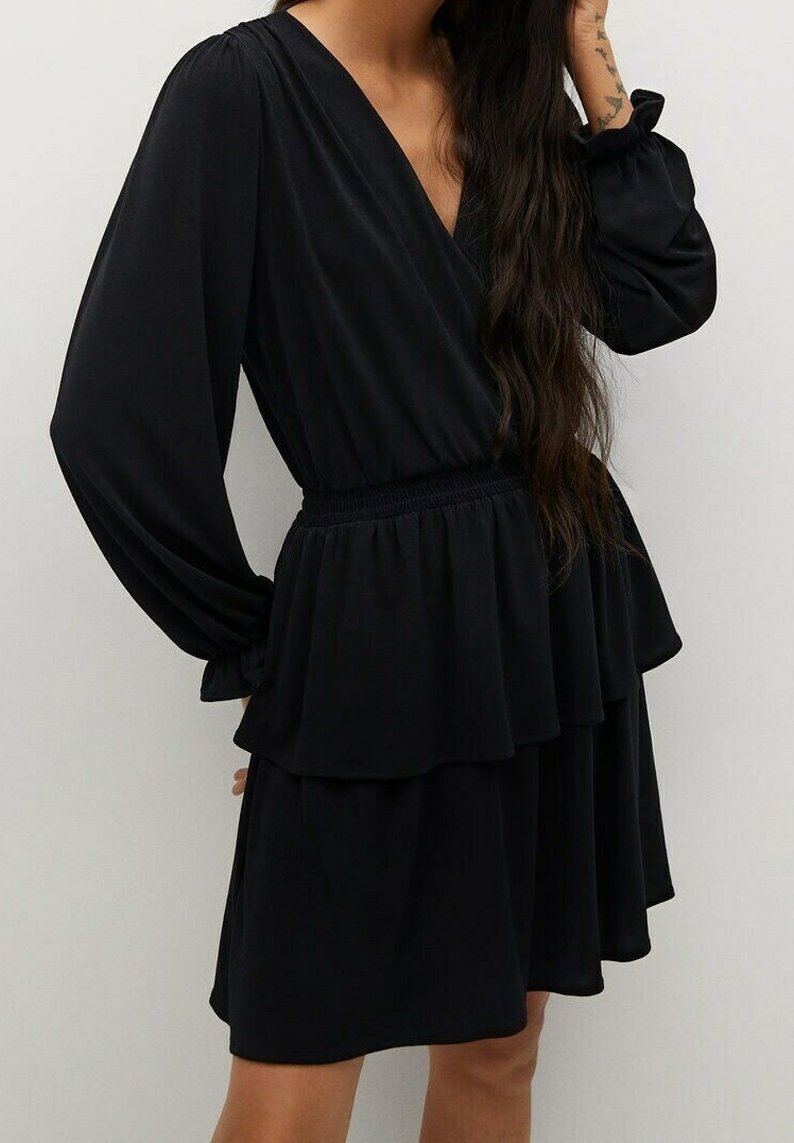 Vestido negro de envoltura con mangas largas, escote en v, dobladillo con volantes en capas y cintura elástica. Fabricado en un tejido suave y fluido.