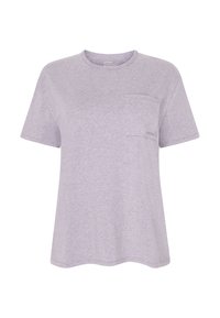 Camiseta de algodón de color púrpura claro con mangas cortas, escote redondo y un bolsillo en el pecho izquierdo. Presenta un acabado suave y texturizado, y un corte relajado.