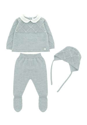 Conjunto de bebé de tres piezas de punto en azul claro, con un patrón de diamantes, cuello blanco y un gorro a juego con lazos y una textura similar.