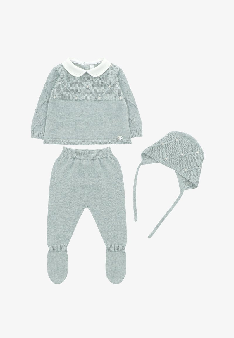 Conjunto de bebé de tres piezas de punto en azul claro, con un patrón de diamantes, cuello blanco y un gorro a juego con lazos y una textura similar.