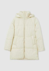 Cappotto imbottito color crema con chiusura a zip, cappuccio e due tasche frontali. Presenta una texture trapuntata e un design fino al ginocchio.