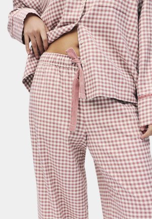 Set di pigiama a quadri rosa e bianchi realizzato in tessuto morbido; presenta una maglietta con bottoni e una cintura elastica con dettaglio a fiocco.