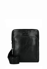 Czarna skórzana torba na ramię o gładkiej fakturze, prostokątnym kształcie, przedniej kieszeni na zamek i regulowanym pasku z logo.