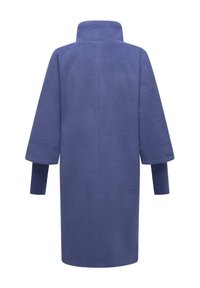 Duga ljubičasta jakna od mekog materijala, koja ima visoki ovratnik, široke rukave i rebrasta manžeta. Minimalistički dizajn bez zatvaranja.