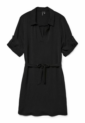 Robe noire à manches courtes en tissu léger, avec un col en V, des manches retroussées non boutonnées et une ceinture nouée à la taille.