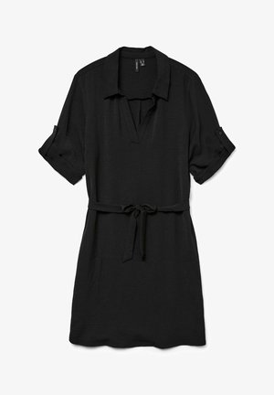 Robe noire à manches courtes en tissu léger, avec un col en V, des manches retroussées non boutonnées et une ceinture nouée à la taille.